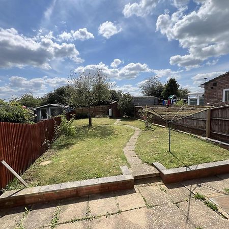 Charming 3-Bed House In Leighton Buzzard Villa Buitenkant foto