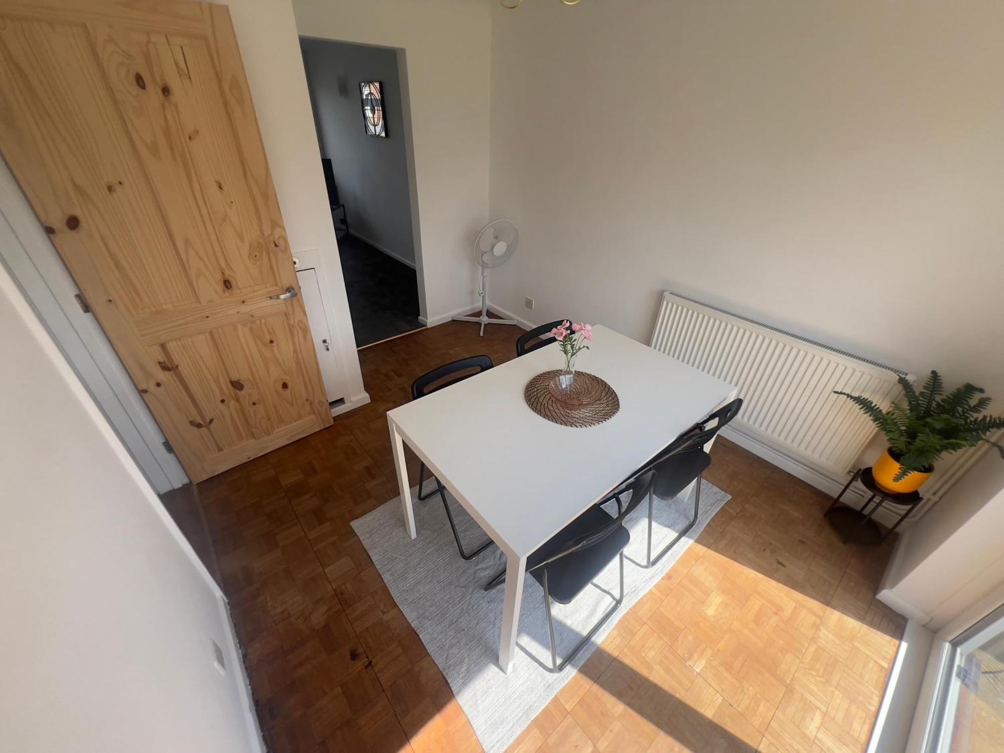 Charming 3-Bed House In Leighton Buzzard Villa Buitenkant foto
