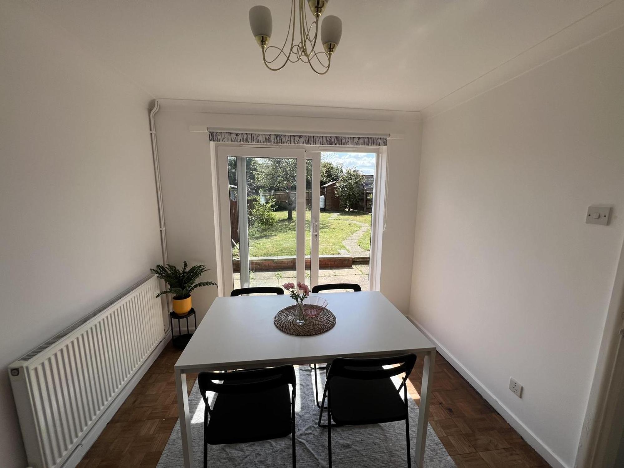 Charming 3-Bed House In Leighton Buzzard Villa Buitenkant foto